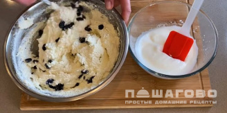 Фото приготовления рецепта: Яблочная запеканка с творогом и изюмом низкокалорийная - шаг 3