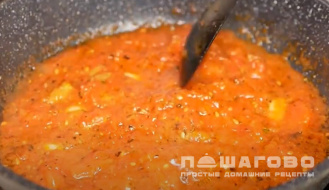 Фото приготовления рецепта: Тонкая итальянская пицца с салями - шаг 3