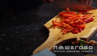 Фото приготовления рецепта: Индейка с овощами, кунжутом и соусом терияки - шаг 2