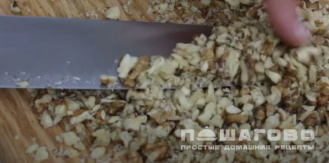 Фото приготовления рецепта: Нежный салат с копченой курицей и свежими огурцами - шаг 5