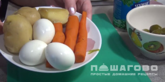 Фото приготовления рецепта: Салат Оливье с отварной рыбой - шаг 1