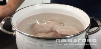 Фото приготовления рецепта: Суп из соленых грибов с ветчиной - шаг 2
