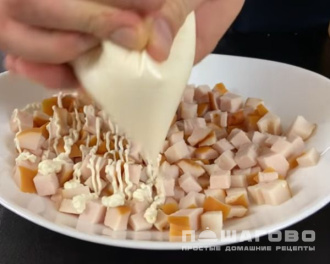Фото приготовления рецепта: Салат "Парус" с копченой курицей и чипсами - шаг 1