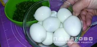 Фото приготовления рецепта: Бабушкины пирожки с сыром и яйцом - шаг 6