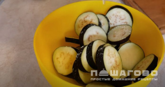 Фото приготовления рецепта: Пицца с баклажанами и вялеными томатами - шаг 3