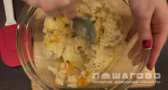 Фото приготовления рецепта: Американское печенье с шоколадной крошкой - шаг 4