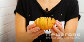 Фото приготовления рецепта: Картошка-гармошка с чесноком и укропом в духовке - шаг 2