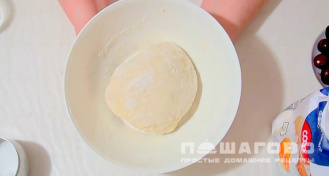 Фото приготовления рецепта: Вареники с заварным тестом на кипятке с черешней - шаг 4