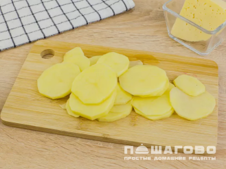 Фото приготовления рецепта: Картофельная запеканка в микроволновке - шаг 2