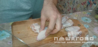 Фото приготовления рецепта: Хрустящие куриные крылышки в кукурузных хлопьях - шаг 1