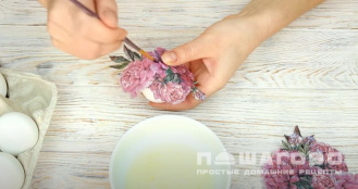 Фото приготовления рецепта: Декупаж пасхальных яиц - шаг 8