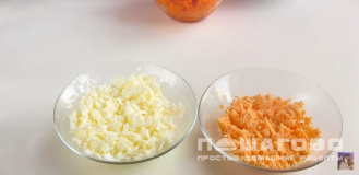 Фото приготовления рецепта: Сельдь под шубой с яйцами - шаг 4