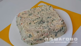 Фото приготовления рецепта: Салат Царский с кальмарами и красной икрой - шаг 6