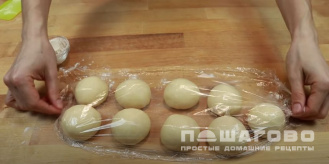 Фото приготовления рецепта: Духовые пирожки Расстегай с рыбными консервами - шаг 14