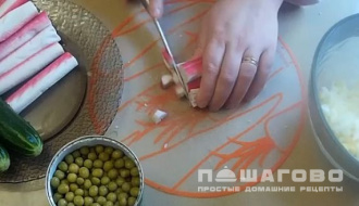 Фото приготовления рецепта: Салат с крабовыми палочками, огурцом и зеленым горошком - шаг 2