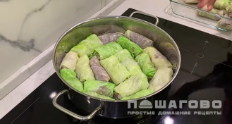 Фото приготовления рецепта: Тушеные голубцы с фаршем и заливкой со сметаной - шаг 5
