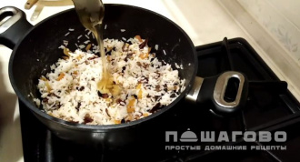 Фото приготовления рецепта: Сладкий плов с сухофруктами и орехами - шаг 5