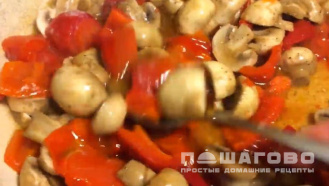 Фото приготовления рецепта: Щи с грибами и свежей капустой - шаг 4