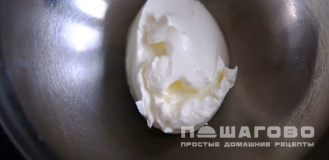 Фото приготовления рецепта: Чизкейк с вишней - шаг 14