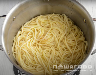 Фото приготовления рецепта: Традиционные спагетти болоньезе - шаг 8