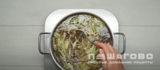 Фото приготовления рецепта: Борщ красный со свеклой, томатной пастой и зеленью - шаг 15