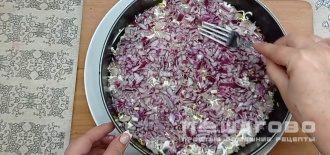 Фото приготовления рецепта: Селедка под шубой с розами - шаг 7