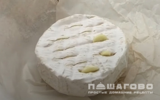 Фото приготовления рецепта: Сыр с сухариками в духовке - шаг 1