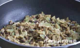 Фото приготовления рецепта: Салат с корейской морковью и грибами - шаг 1