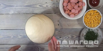 Фото приготовления рецепта: Луковая пицца с кукурузой и моцареллой - шаг 7