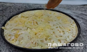 Фото приготовления рецепта: Пицца Жюльен с шампиньонами и копченой курицей - шаг 7