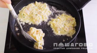 Фото приготовления рецепта: Драники с курицей - шаг 6
