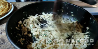 Фото приготовления рецепта: Начинка для блинов из мяса - шаг 3