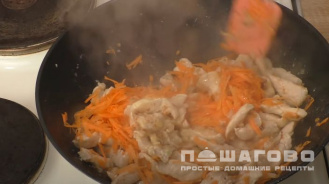 Фото приготовления рецепта: Бефстроганов из куриной грудки - шаг 7