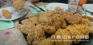 Фото приготовления рецепта: Хрустящие куриные крылышки в кукурузных хлопьях - шаг 8