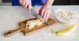 Фото приготовления рецепта: Сырники с бананом - шаг 2