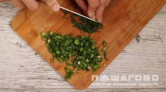 Фото приготовления рецепта: Салат с фасолью, кукурузой и сухариками - шаг 1