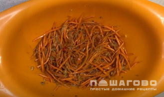 Фото приготовления рецепта: Салат с фасолью и корейской морковью - шаг 3
