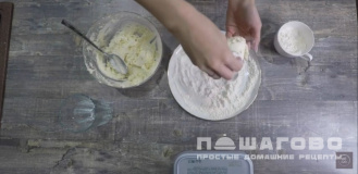 Фото приготовления рецепта: Ванильные сырники из творожной массы - шаг 5