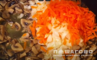 Фото приготовления рецепта: Сырный суп с курицей, шампиньонами и гренками - шаг 2