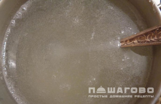 Фото приготовления рецепта: Заливной язык с горошком - шаг 4