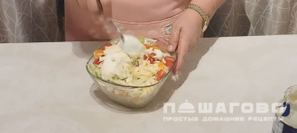 Фото приготовления рецепта: Салат с крабовыми палочками и дошираком - шаг 3