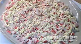 Фото приготовления рецепта: Слоеный салат с крабовым мясом - шаг 1