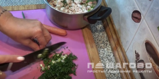 Фото приготовления рецепта: Окрошка на курином бульоне - шаг 4
