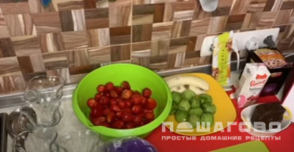Фото приготовления рецепта: Фруктовый салат со сливками - шаг 1