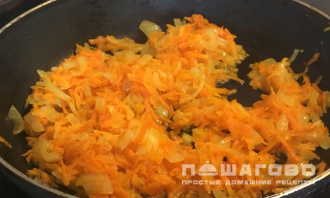 Фото приготовления рецепта: Сочные говяжьи котлеты с томатным соусом - шаг 4