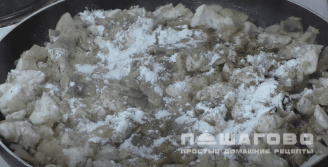 Фото приготовления рецепта: Жюльен с шампиньонами и нежным куриным филе - шаг 5