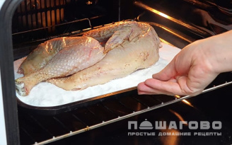 Фото приготовления рецепта: Курица на соли в духовке - шаг 3
