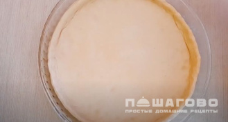 Фото приготовления рецепта: Пицца со свежим огурцом и колбасой - шаг 5