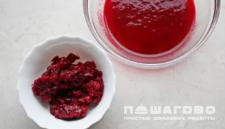 Фото приготовления рецепта: Желе из клюквы - шаг 3