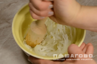 Фото приготовления рецепта: Мясо по-французски в духовке из свинины с помидорами и сыром - шаг 3